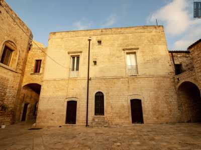 A dominare lo spazio vi � il palazzo del conte Filippo Arcamone, nobile feudatario napoletano che detenne la propriet� dell�area nella prima met� del XVIII secolo. � edificato laddove in epoca sveva sorgeva l�ospizio dei pellegrini